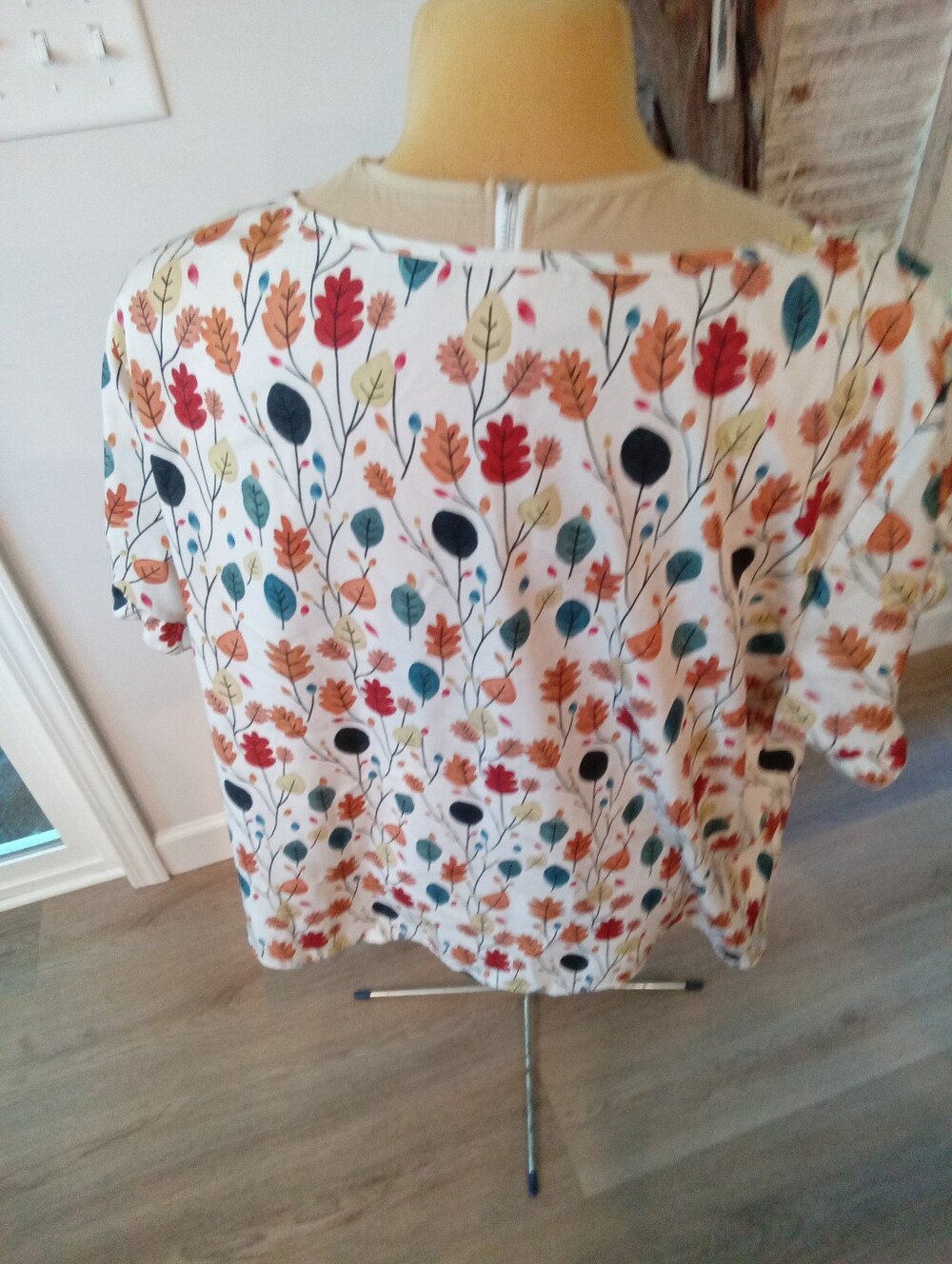 Shein Plus Sz 4X P2P=27" Beautifully Colored Fall Leaves Off White Short Sleeves - Picture 11 of 11